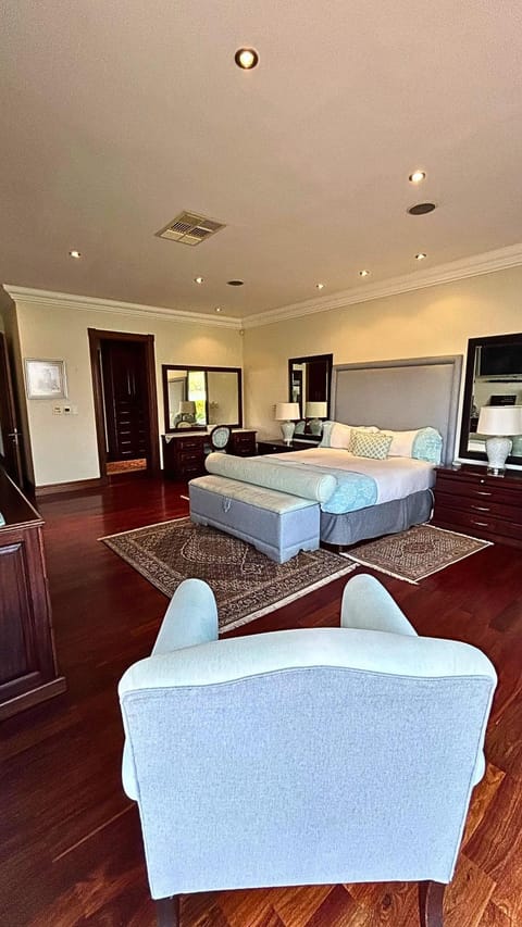 Bed, TV and multimedia, Bedroom