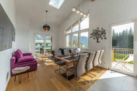 Bed, Living room, Seating area, Dining area