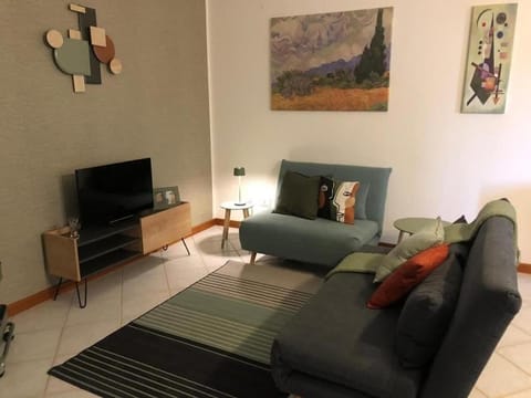 Bed, TV and multimedia, Living room