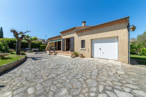 Charmante maison avec terrasse aux portes de l'Ardèche Villa in Pont-Saint-Esprit