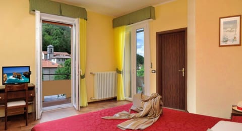 Bed, TV and multimedia, View (from property/room), Photo of the whole room, Bedroom