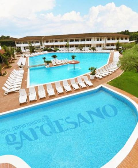 Property building, Day, Pool view, Swimming pool