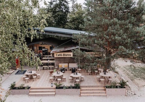 Property building, Restaurant/places to eat, Balcony/Terrace, Lobby or reception