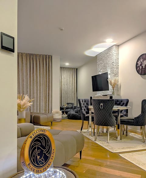 TV and multimedia, Living room, Seating area, Dining area
