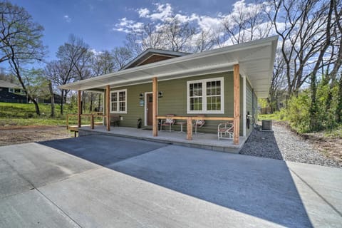 Modern Retreat with Deck Walk to White River! House in Cotter