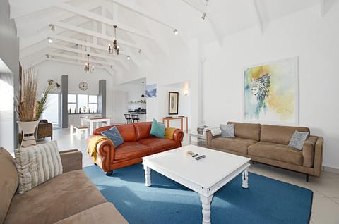 Living room, Seating area, kitchen