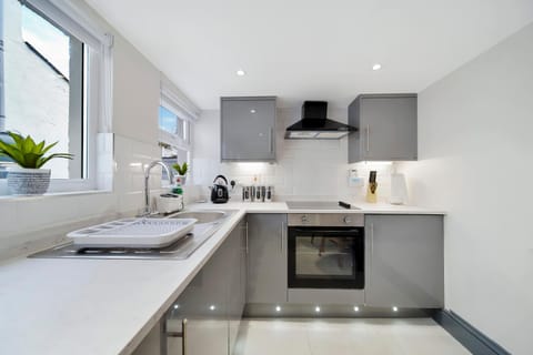 Magee Town House 'Sleeping 8 guests' Villa in Londonderry