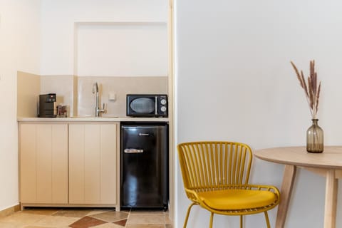Kitchen or kitchenette, minibar