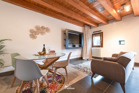 TV and multimedia, Living room, Seating area, Dining area