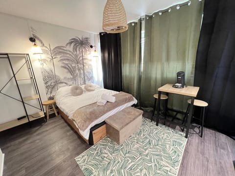 Bed, TV and multimedia, Photo of the whole room, Bedroom, hair dresser