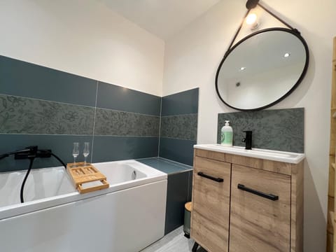 Bathroom, Bath, towels