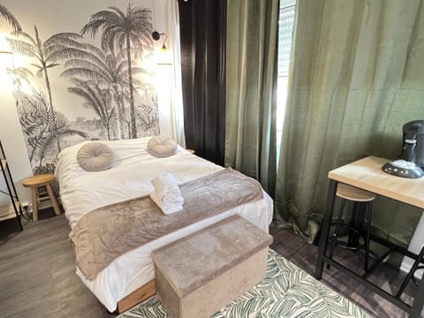 Bed, Photo of the whole room, Bedroom, hair dresser, towels