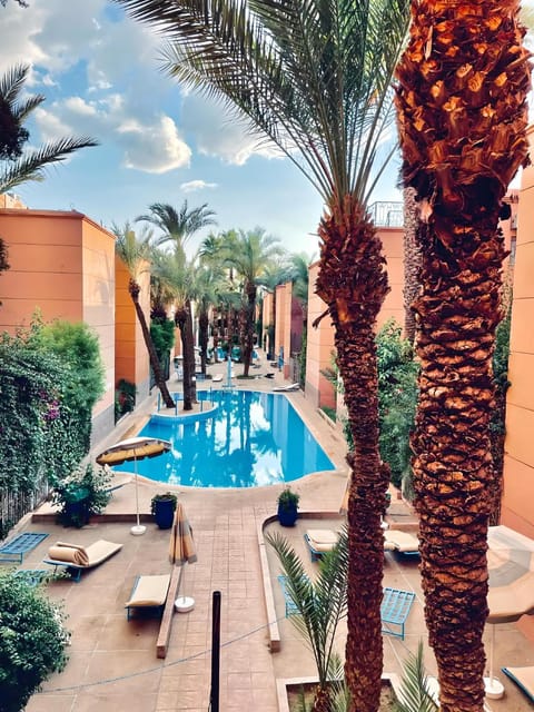Swimming pool, sunbed