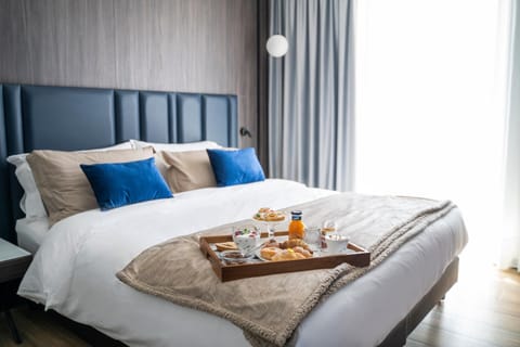 Bed, Food and drinks, Photo of the whole room, Bedroom