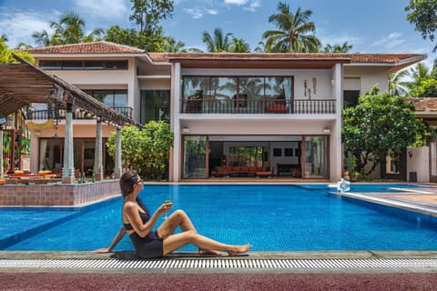 Property building, Day, People, Pool view, Swimming pool, Drinks