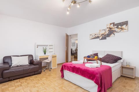 Living room, Photo of the whole room, Seating area