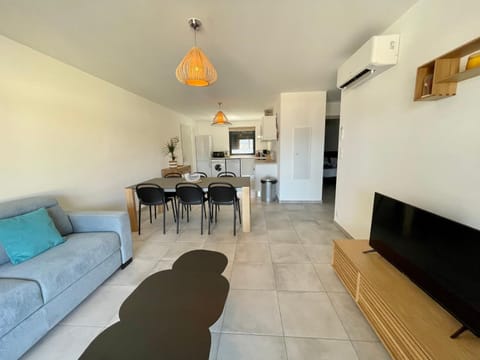 Communal lounge/ TV room, TV and multimedia, Living room, Seating area, Dining area