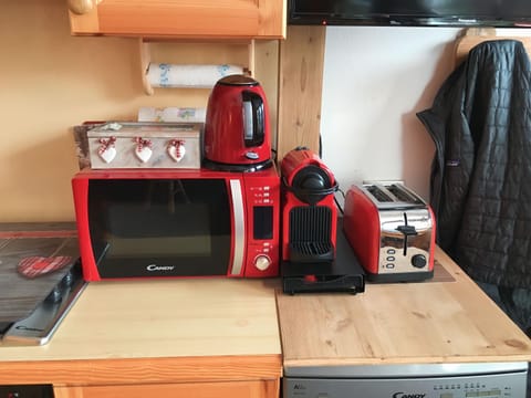 Kitchen or kitchenette, minibar, toaster