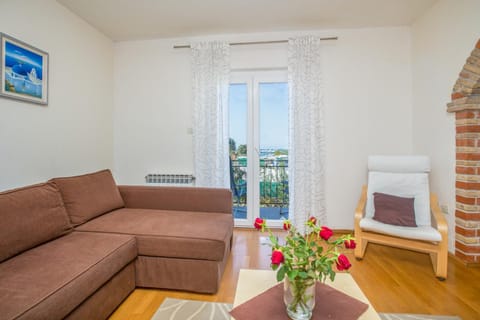 Living room, Seating area, internet