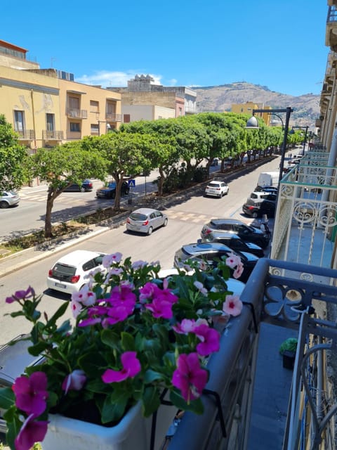 Balcony/Terrace, Mountain view