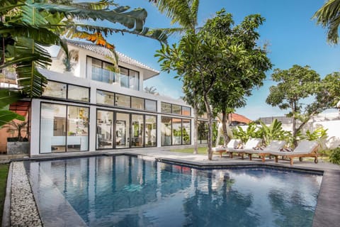 Property building, Garden, Garden view, Swimming pool, sunbed