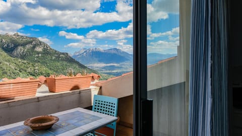 Balcony/Terrace, Mountain view
