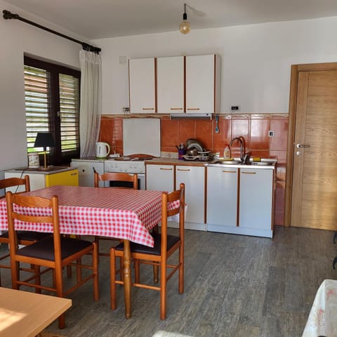 Kitchen or kitchenette, Dining area, minibar, oven, stove
