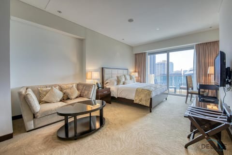 Bed, Living room, Photo of the whole room, Bedroom, Swimming pool