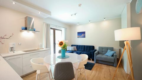 Kitchen or kitchenette, Seating area