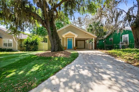 Peaceful Pearl Retreat- 5 Minutes to Downtown, 10 Minutes to Beach House in Saint Augustine