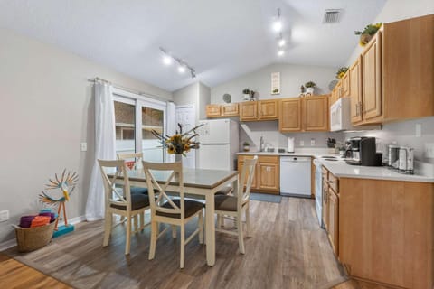 Peaceful Pearl Retreat- 5 Minutes to Downtown, 10 Minutes to Beach House in Saint Augustine