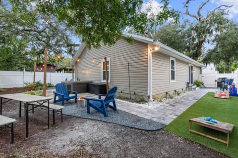 Peaceful Pearl Retreat- 5 Minutes to Downtown, 10 Minutes to Beach House in Saint Augustine