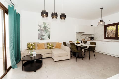 Kitchen or kitchenette, Living room, Seating area, Dining area