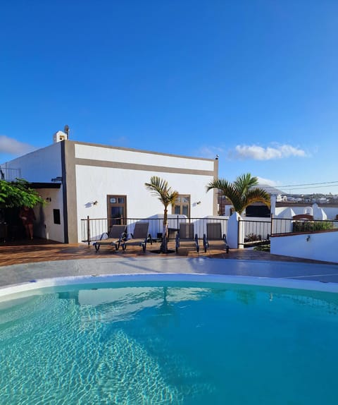 Property building, Garden, Garden, Garden view, Garden view, Pool view, Pool view, Swimming pool, Swimming pool, Swimming pool, sunbed, sunbed