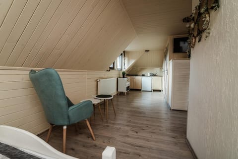 TV and multimedia, Kitchen or kitchenette, Seating area