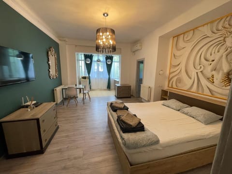 Bed, TV and multimedia, Living room, Photo of the whole room, Seating area, Bedroom