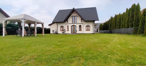Property building, Spring, Day, Natural landscape, Garden, Garden view