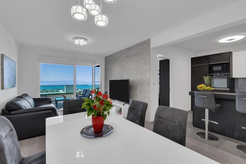 Natural landscape, TV and multimedia, Kitchen or kitchenette, Living room, Seating area, Dining area, Evening entertainment, Sea view