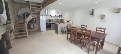 Kitchen or kitchenette, Dining area, dishwasher, minibar, pet friendly, stove