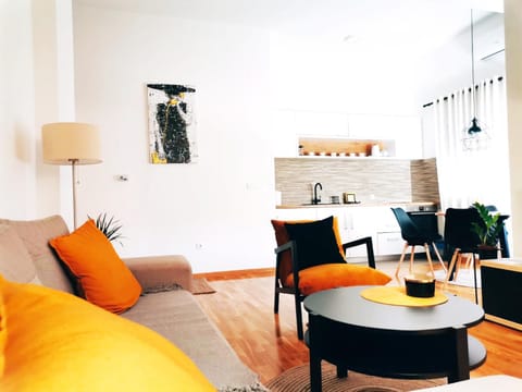 Kitchen or kitchenette, Living room, Seating area, Dining area