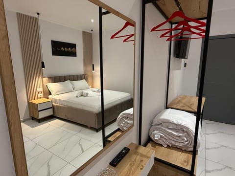 Bed, TV and multimedia, Dining area, Bedroom