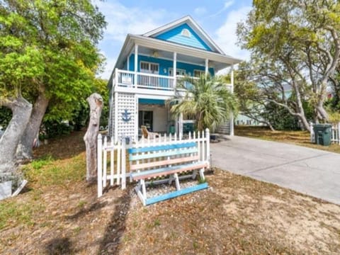 Atlantis Blue - Relaxing beach getaway home directly across the street from beach access! home House in Kure Beach