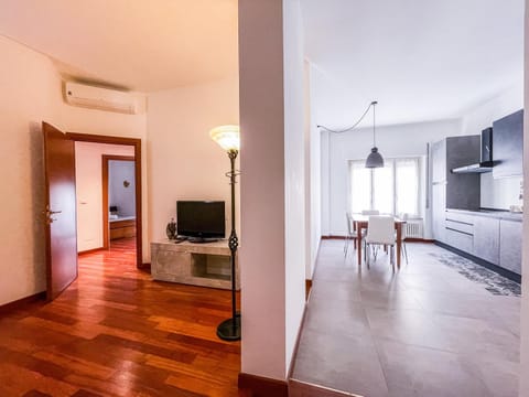 Communal lounge/ TV room, Kitchen or kitchenette, Living room, Seating area, Dining area