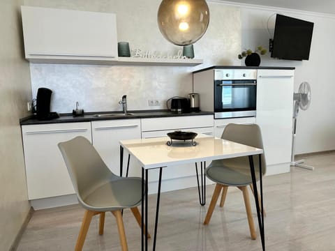 TV and multimedia, Kitchen or kitchenette, Dining area, toaster