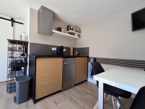 Coffee/tea facilities, Kitchen or kitchenette, Dining area, stove