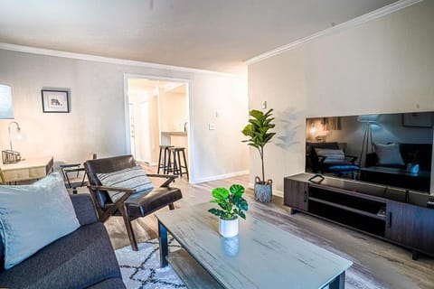 Condo with king bed, walk to Microsoft & park House in Redmond