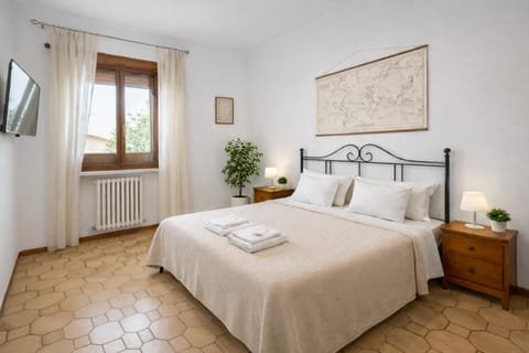 Bed, TV and multimedia, Photo of the whole room, Bedroom, internet, towels
