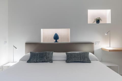 Bed, Balcony/Terrace, Photo of the whole room, Bedroom, locker, safe