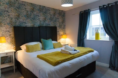 Bed, Photo of the whole room, Bedroom, towels