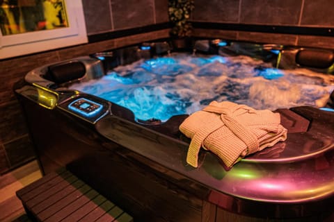 Hot Tub, Spa and wellness centre/facilities